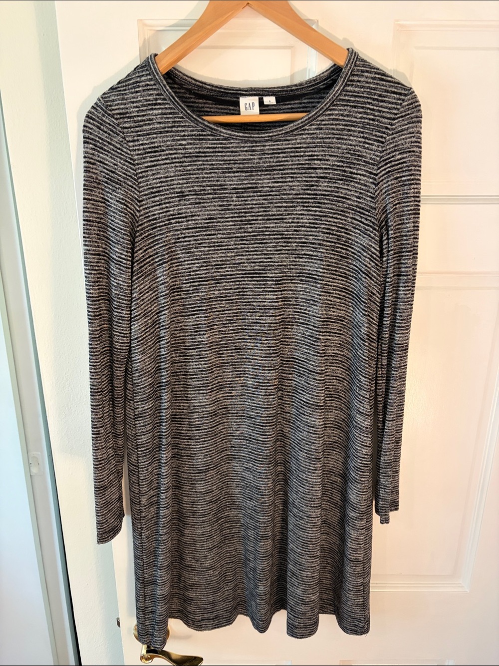 GAP Women's Stretchy Gray and Black Striped Long-Sleeve Knit Dress